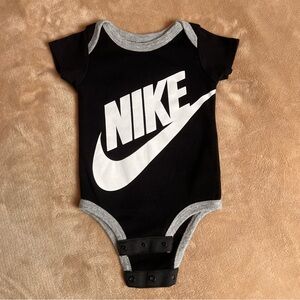 NIKE Black and White Sporty Short Sleeve Cotton Baby Bodysuit - Size 6M to 12M